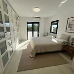 Superb Townhouse In Golden Mile